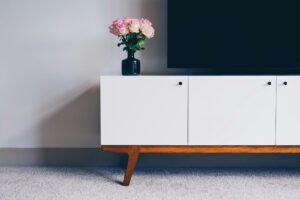 Filzgleiter unter einem Schrankbein auf einem Boden