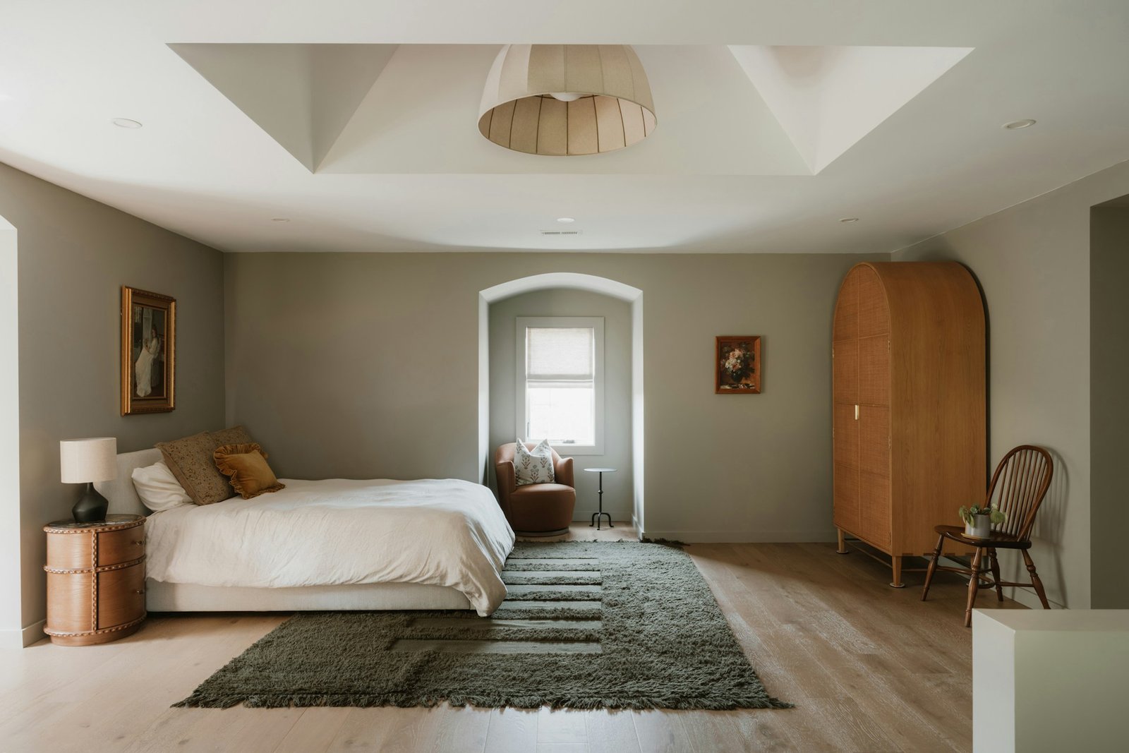 Großer Kleiderschrank steht leicht instabil auf einem Boden