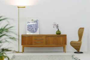 Verstellbarer Möbelgleiter unter einem Schrankbein