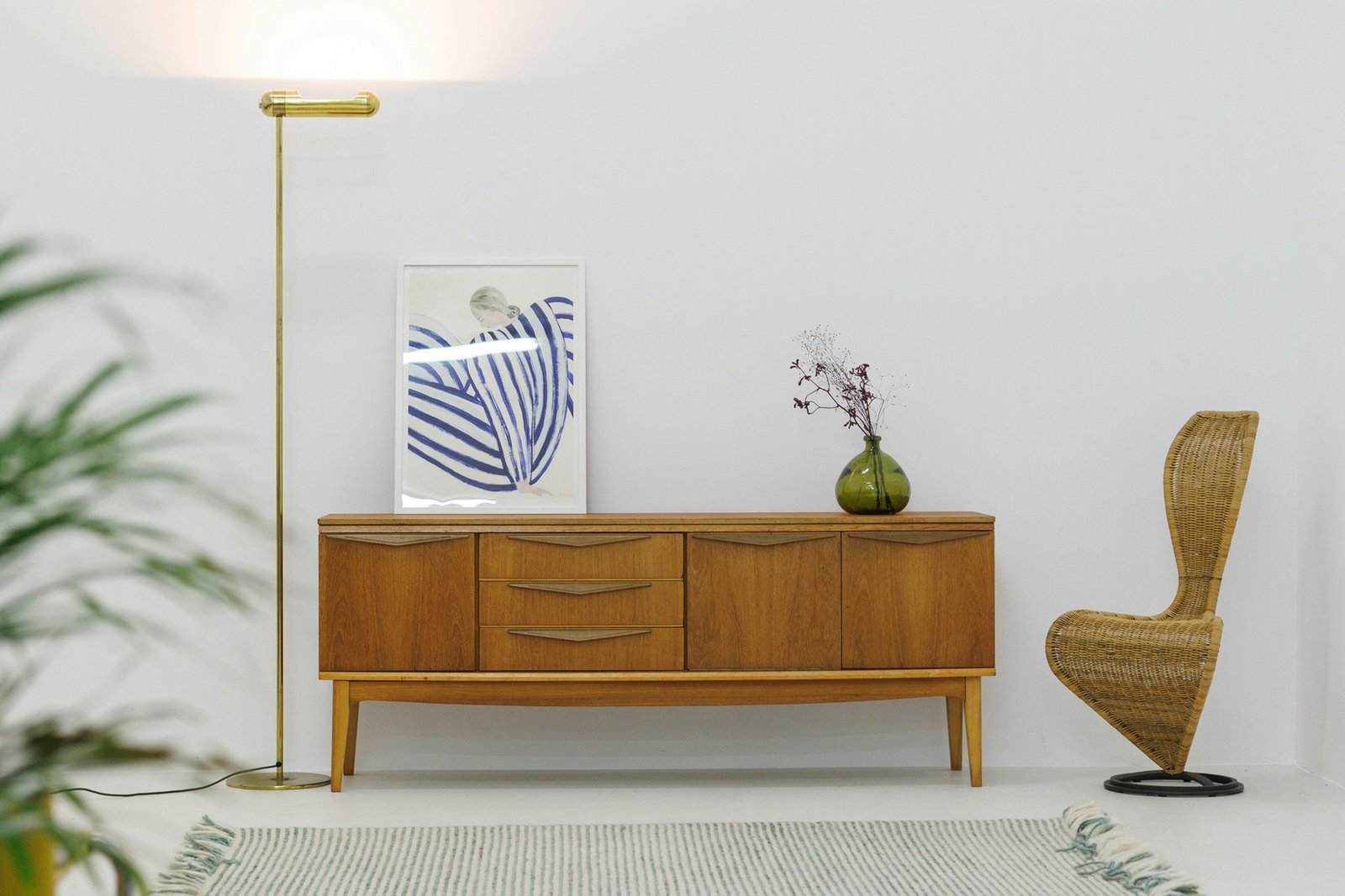 Verstellbarer Möbelgleiter unter einem Schrankbein