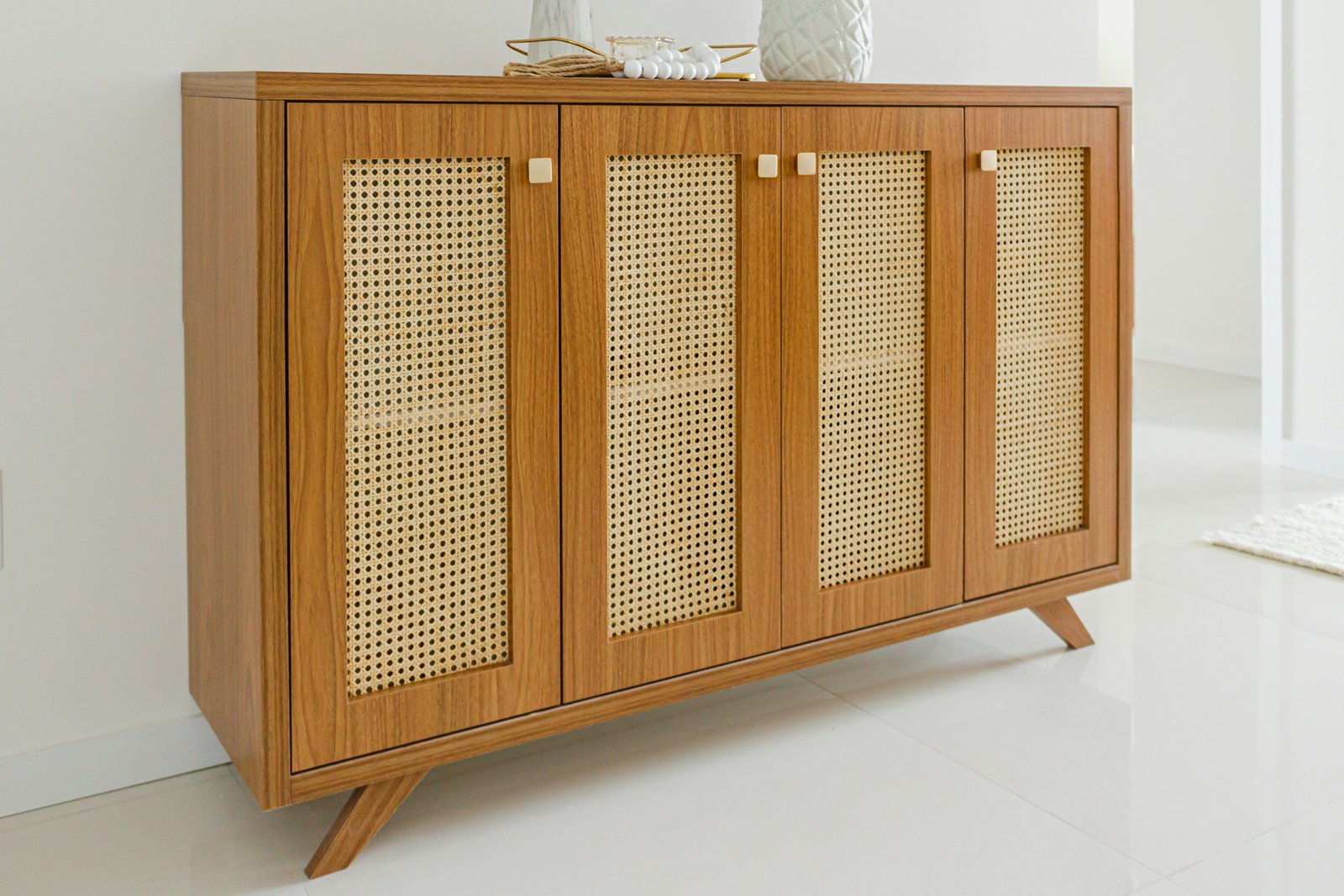 Schrank nach dem Aufbau steht leicht instabil auf einem Boden