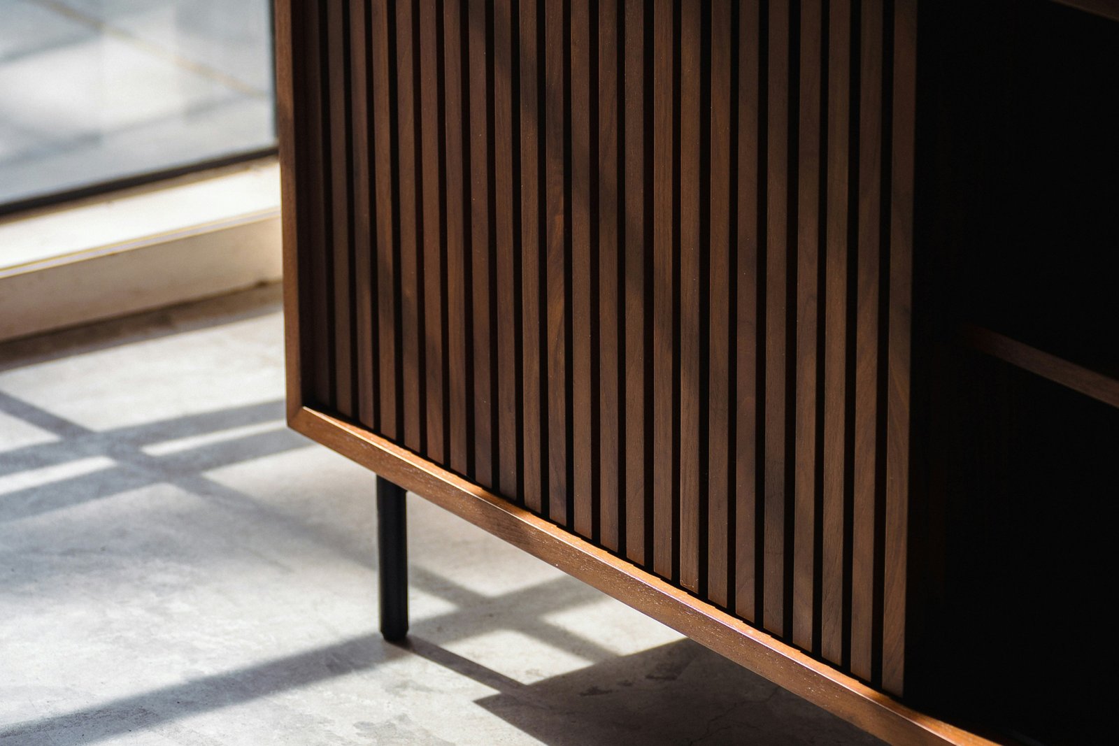 Schrank steht auf einem scheinbar ebenen Boden und wirkt leicht instabil