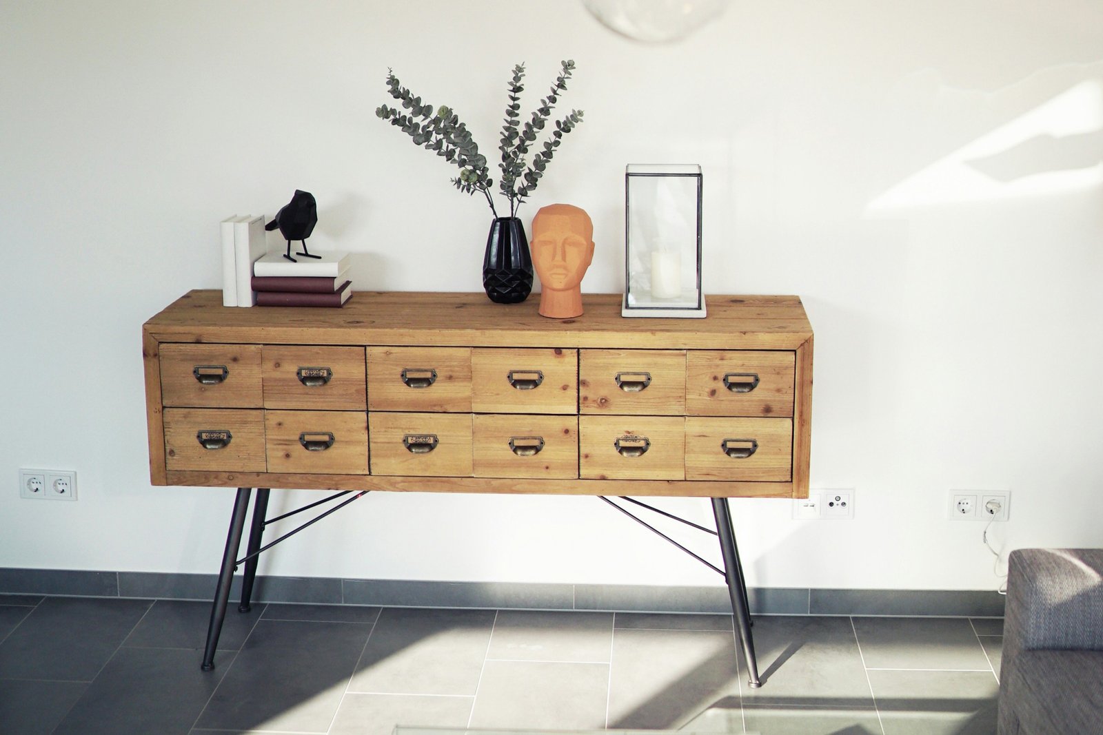 Schrank steht auf einem Fliesenboden im Raum