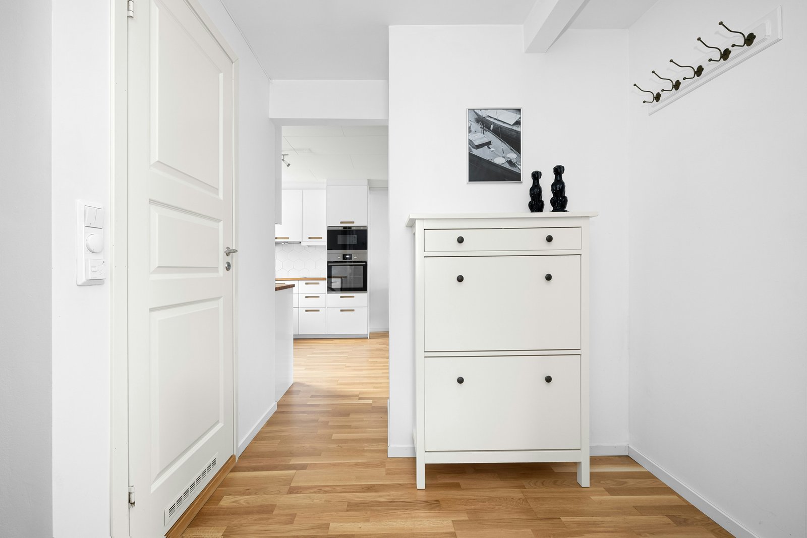 Innenansicht eines Schranks mit sichtbaren Schraubverbindungen