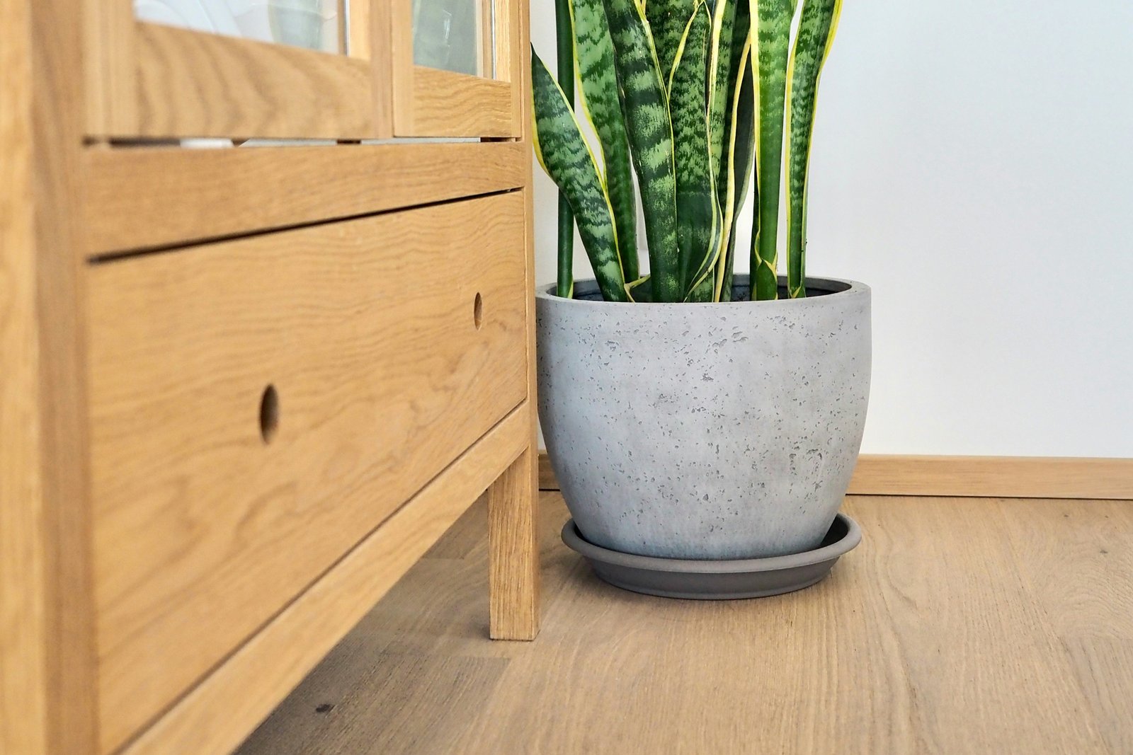 Schrankbein steht direkt auf einem Boden ohne Filzgleiter