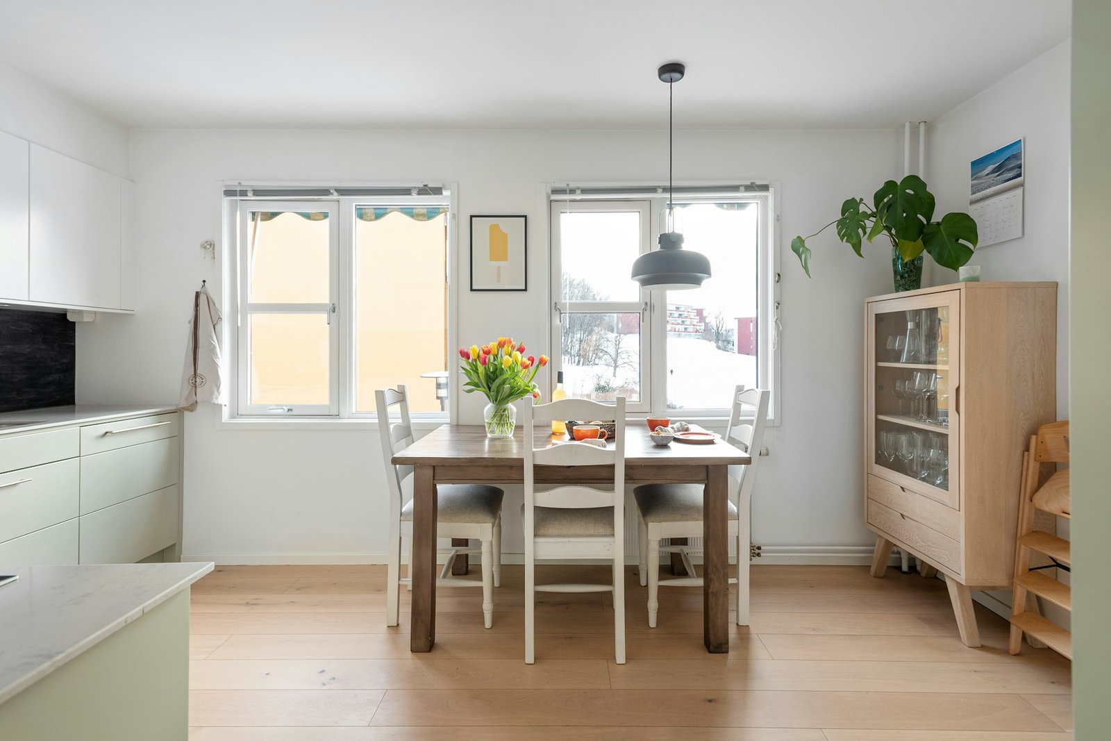 Schrank steht leicht schief in einem Wohnraum