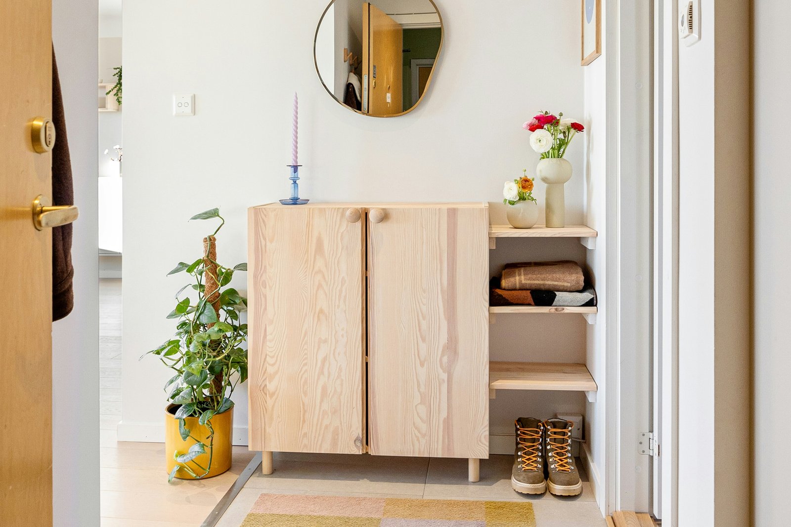 Schrank mit geöffneter Tür bewegt sich leicht nach vorne