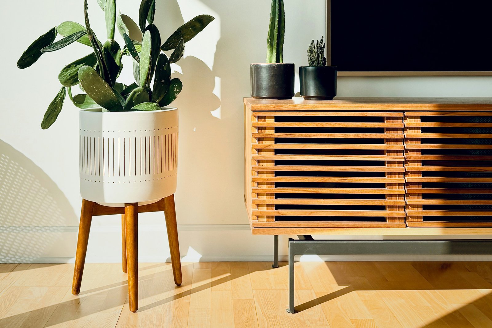 Schrank steht auf leicht unebenem Boden im Raum