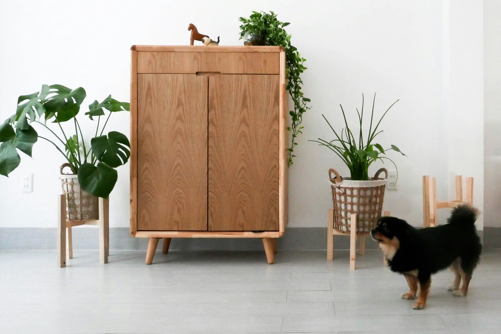 Schrank steht auf leicht unebenem Boden und kippt minimal