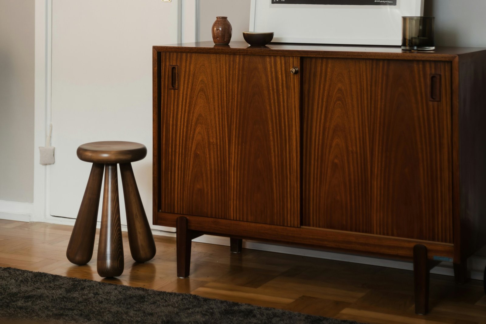 Schrank mit unterschiedlich hohen Möbelbeinen auf einem Boden