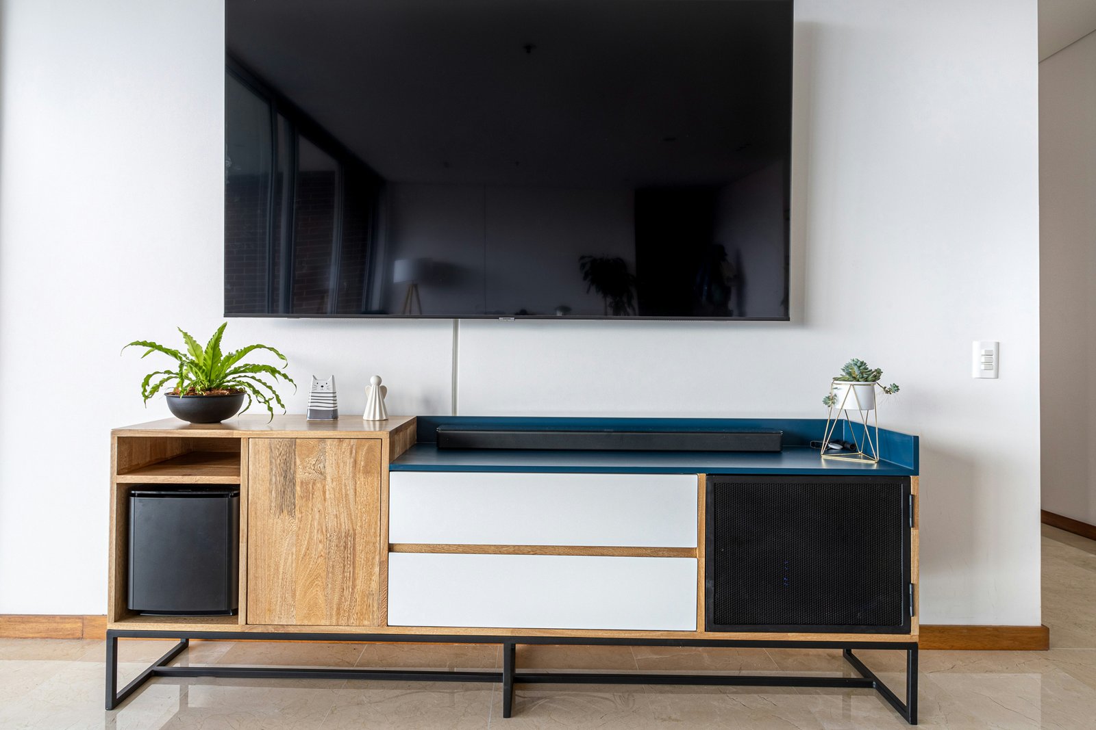 Schrankkorpus steht leicht schief auf einem Boden