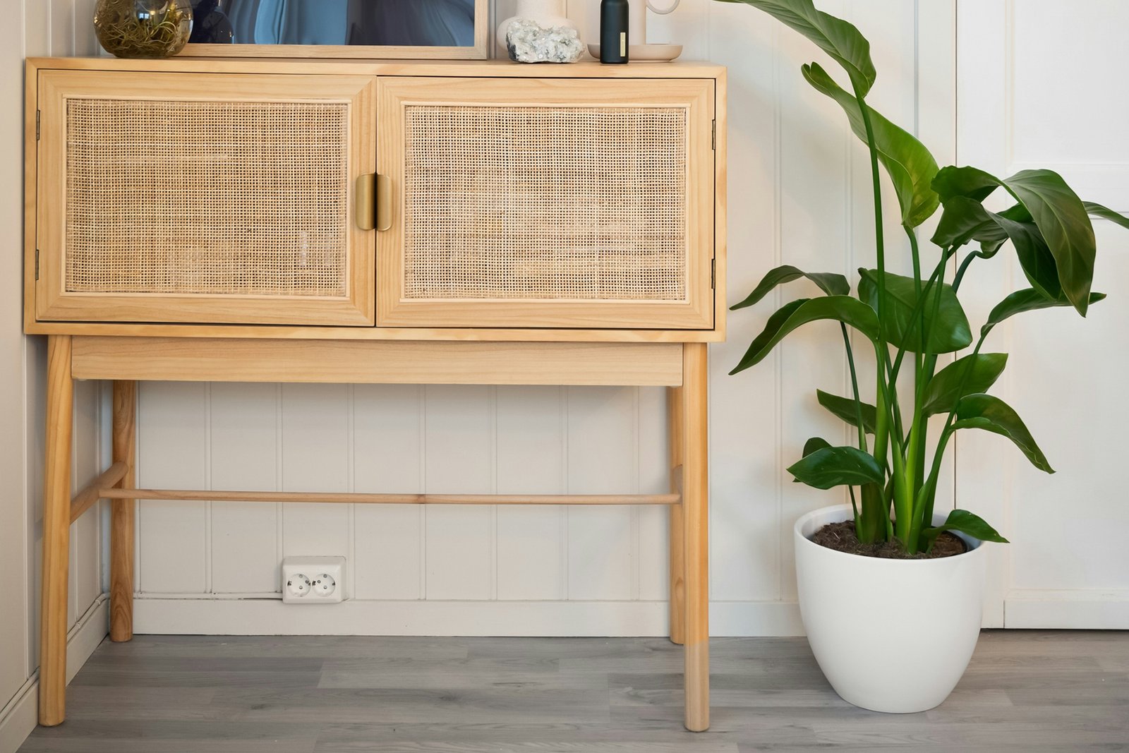 Schrank auf Boden mit leicht ungleichmäßiger Standfläche