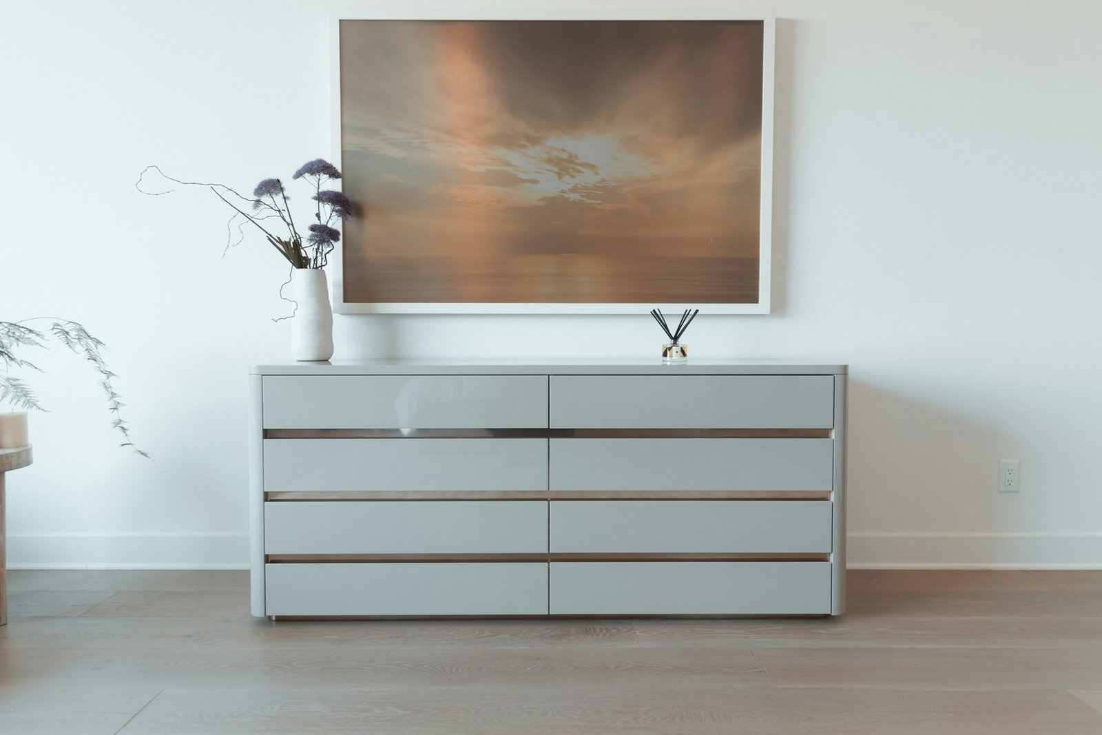 Schrank steht leicht instabil in einem Wohnraum