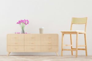 Kleine Wasserwaage auf der Oberseite eines Schranks