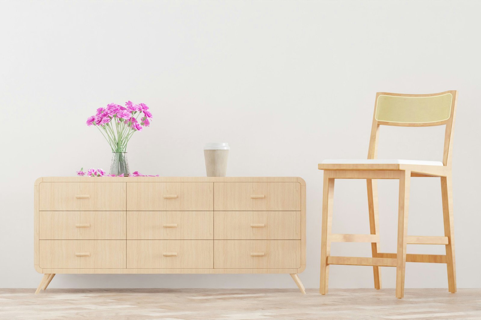 Kleine Wasserwaage auf der Oberseite eines Schranks