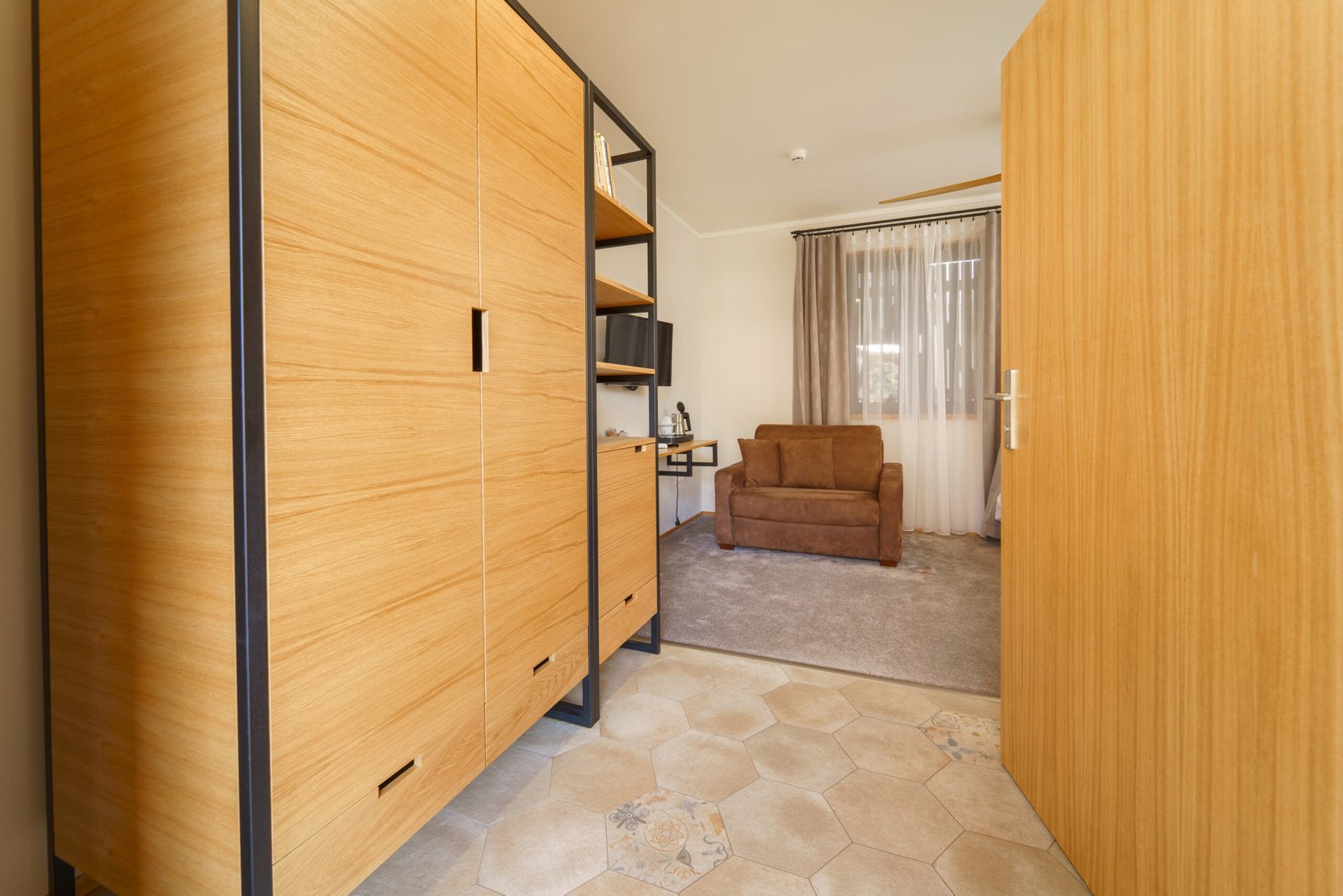 Leicht schiefer Kleiderschrank in einem Wohnzimmer