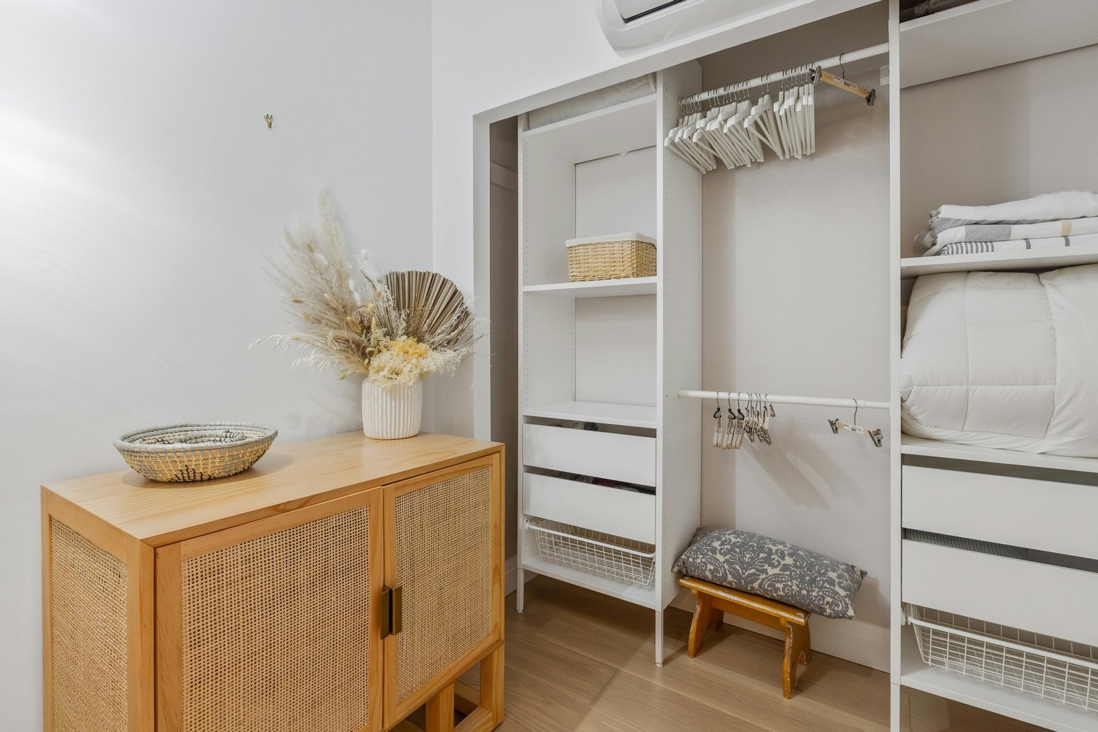 Schrank auf dem Boden eines Wohnraums